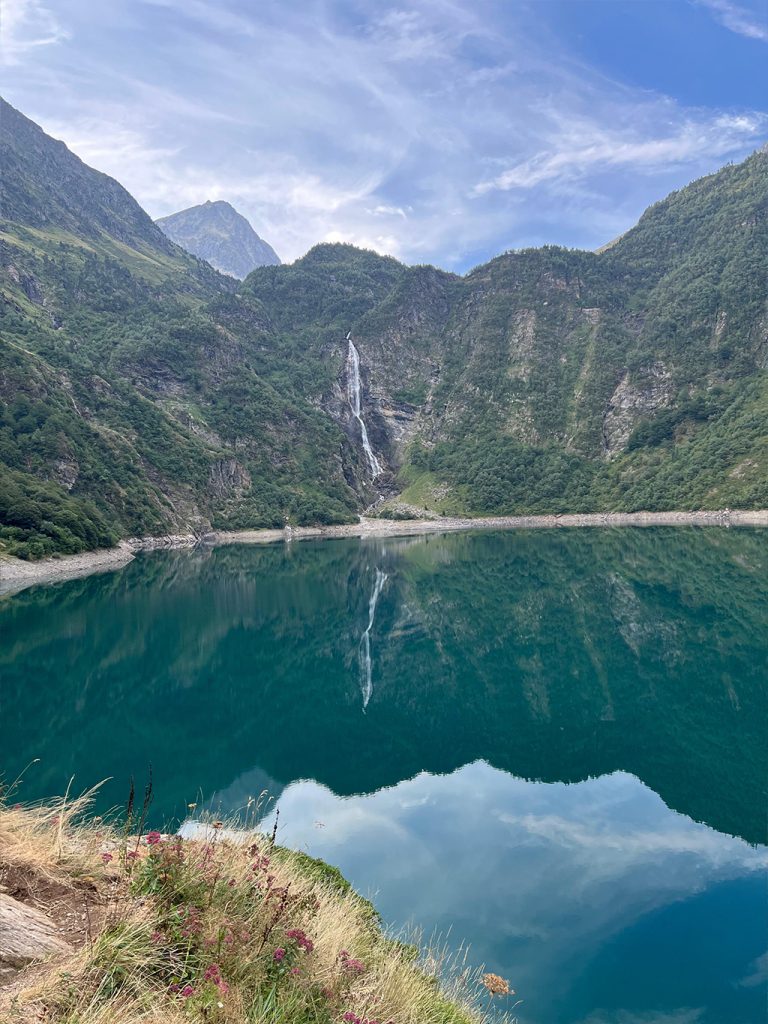 Cascade se jetant dans un lac de montagne, paysage naturel apaisant associé au bien-être et à la vitalité