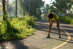 Femme en train de récupérer après un jogging.