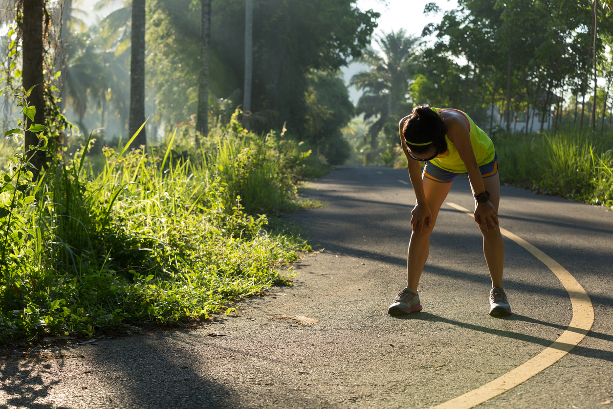 Femme en train de récupérer après un jogging.