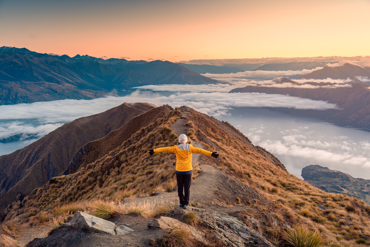 Randonneur debout sur le point de vue des Pyrénées avec le lever du soleil et le brouillard.