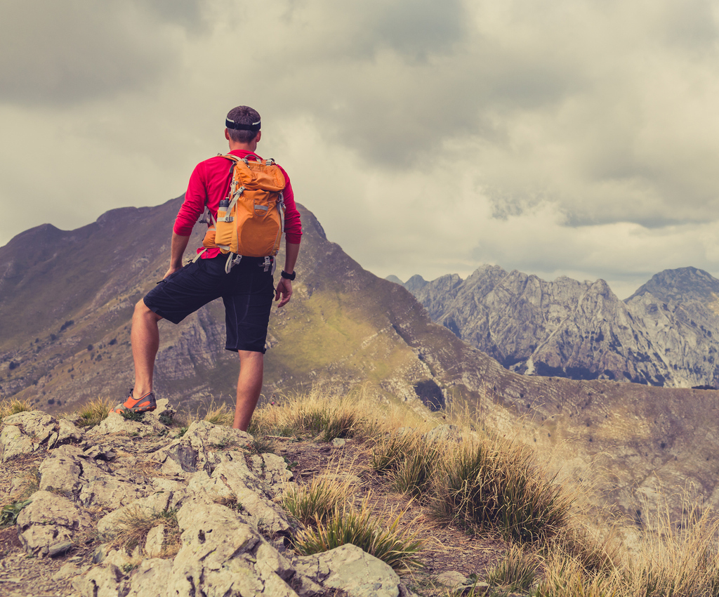 Homme faisant une randonnée en montagne.