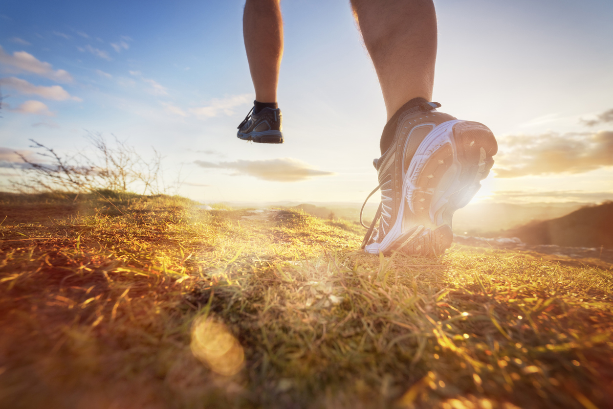 Homme en train de courir au lever du soleil.