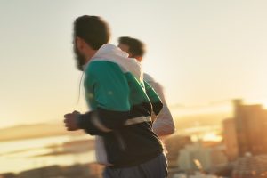 Hommes, course et fitness avec coucher de soleil pour l’entraînement