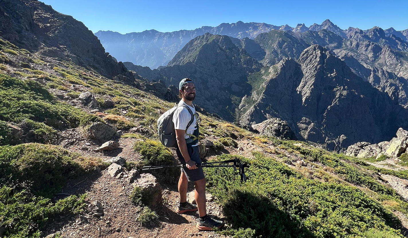 Paul Peltier en randonnée en montagne.
