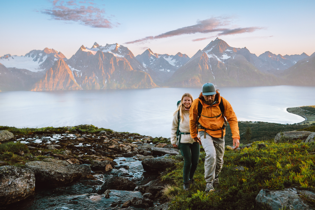 Randonnée homme et femme, escalade des montagnes, exploration de la montagne face au lac.